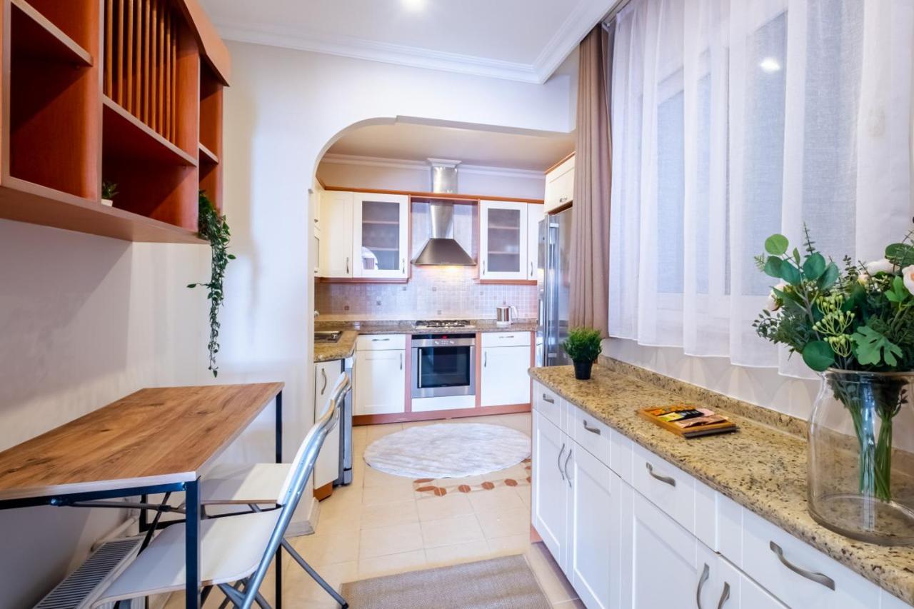 Chic Flat With Balcony Near Moda Shore Istanbul Eksteriør billede