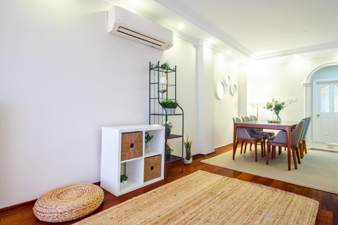 Chic Flat With Balcony Near Moda Shore Istanbul Eksteriør billede