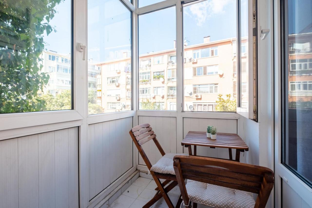 Chic Flat With Balcony Near Moda Shore Istanbul Eksteriør billede